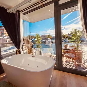 Botel Escale Royale